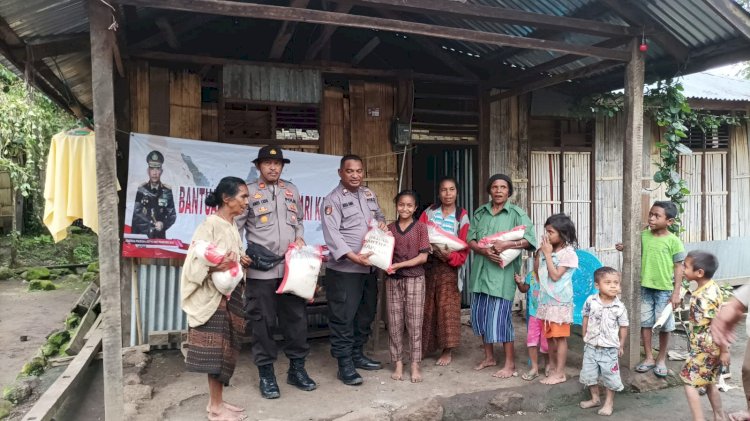 Polsek Detusoko Salurkan 2 Ton Beras Bantuan Kemanusiaan Dari Kapolri Kepada Masyarakat Kurang Mampu