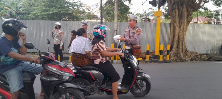 Satlantas Polres Ende Bagikan 200 Paket Takjil Gratis Kepada Pengendara