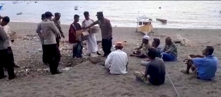 Raih Berkah Bulan Ramadhan, Kapolsek Pulau Ende Bagi Takjil Kepada Masyarakat Nelayan Pesisir Desa Puutara