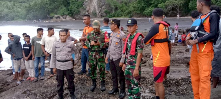 Tim Gabungan Yang di Pimpin Oleh Kapolsek Nangapanda Lakukan Pencarian Bocah MS Yang Hilang Terseret Ombak di Batu Cincin