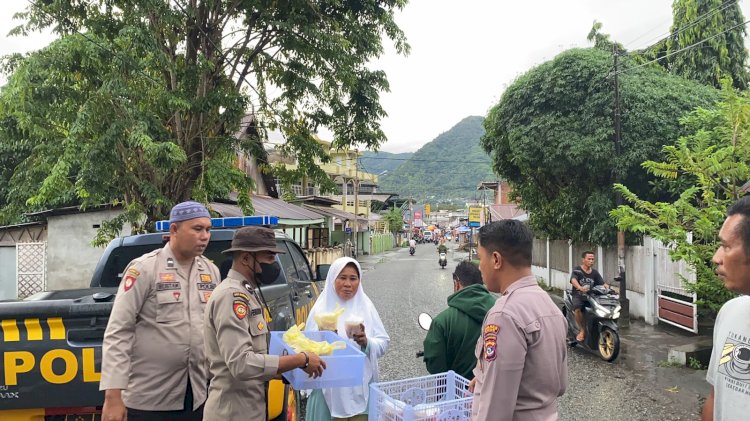 Sat Samapta Polres Ende Berbagi Takjil Kepada Masyarakat di Depan Masjid Darul Jamal Kelurahan Rukun Lima