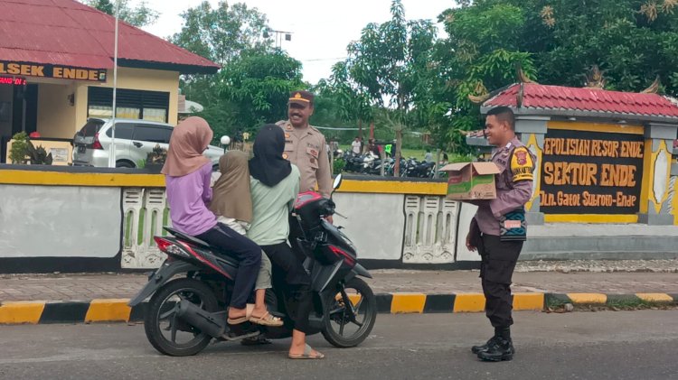 Raih Keberkahan Di Bulan Ramadhan, Polsek Ende Berbagi Ta'jil Kepada Warga