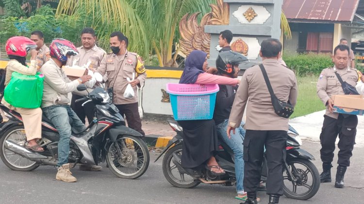 Raih Keberkahan Di Bulan Ramadhan, Polsek Ende Berbagi Ta'jil Kepada Warga