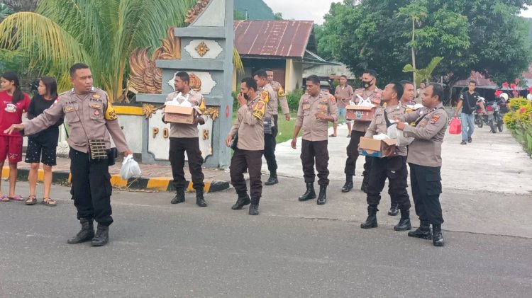 Raih Keberkahan Di Bulan Ramadhan, Polsek Ende Berbagi Ta'jil Kepada Warga