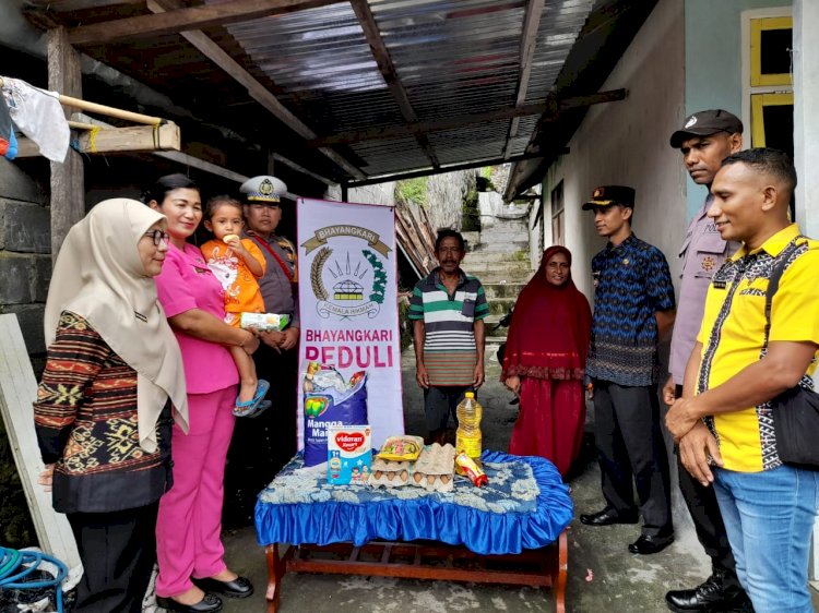 Peduli Stunting, Kasat Lantas Polres Ende Beri Bantuan Paket Sembako Kepada Penderita