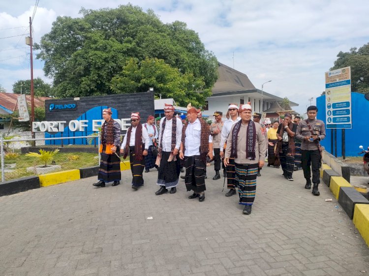 Kapolres Ende Dan Anggota Polres Ende Turut Hadir Sekaligus Kawal Pelaksanaan Kegiatan Parade Pesona Kebangsaan (Parade Darat) Memperingati Hari Lahir Pancasila