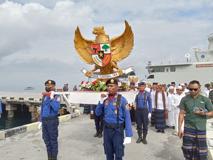 Kapolres Ende Dan Anggota Polres Ende Turut Hadir Sekaligus Kawal Pelaksanaan Kegiatan Parade Pesona Kebangsaan (Parade Darat) Memperingati Hari Lahir Pancasila