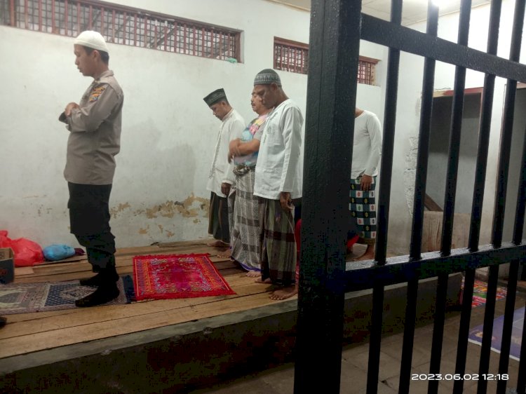 Pimpin Ibadah Di Rutan Polres Ende, Ipda Heru Sutaban Sampaikan Pesan Agama Dan Pesan Kamtibmas