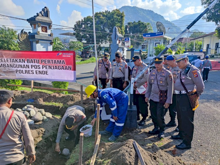 Kapolres Ende Pimpin Peletakan Batu Pertama Pembangunan Pos Penjagaan Polres