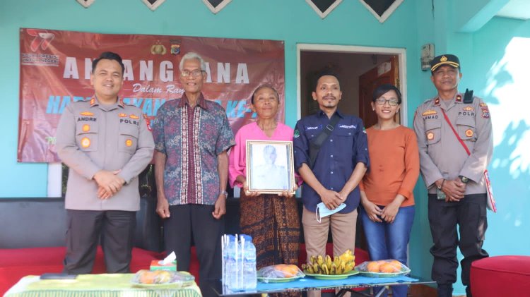 Polres Ende Laksanakan Kegiatan Anjangsana ke Rumah Personil Yang Gugur Dalam Pelaksanaan Tugas