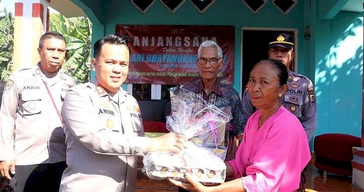 Polres Ende Laksanakan Kegiatan Anjangsana ke Rumah Personil Yang Gugur Dalam Pelaksanaan Tugas