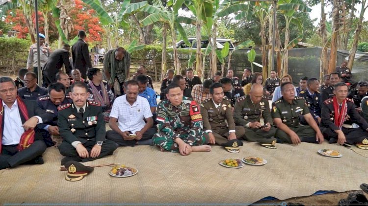 Sederhana dan Hanya Beralaskan Tikar, Kapolres Belu AKBP Richo N.D Simanjuntak Rayakan Hari Jadi Bhayangkara ke 77 Bersama Warga Perbatasan