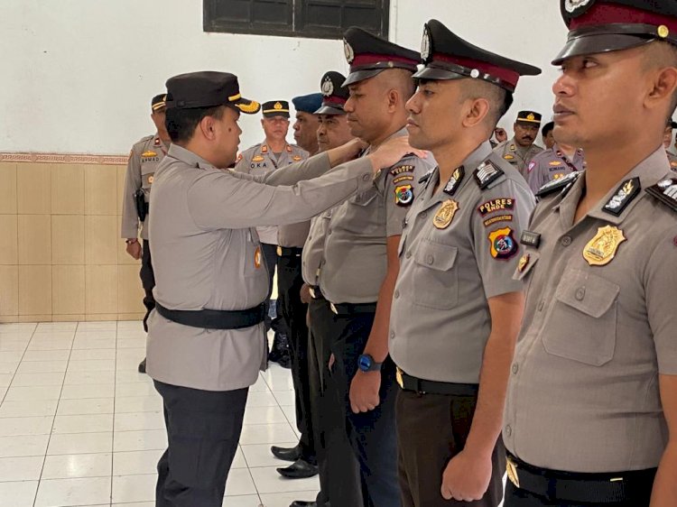 Sebanyak 18 Personil Polres Ende dan 5 Personil Kompi 3 Yon B Pelopor Satbrimob di Naikan Pangkat Setingkat Lebih Tinggi