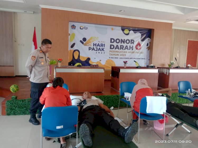 Sambut Hari Pajak Nasional, Polres Ende Ikut Berpartisipasi Donor Darah di Aula Kantor Pajak Pratama Ende