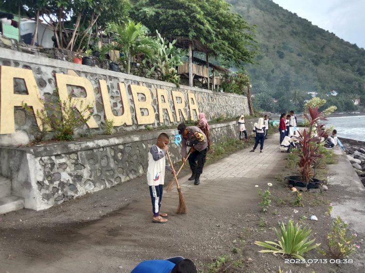 Peduli Terhadap Lingkungan Tempat Tinggal, Ipda Heru Sutaban Ajak Murid SD Roja 3 Bersama Warga Bersihkan Pantai Arubara Ende