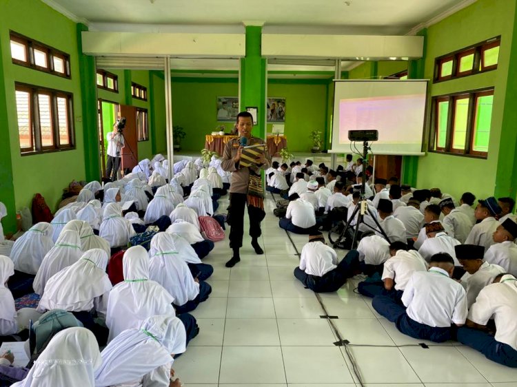 Stop Bullying di Kalangan Pelajar, Ipda Heru Sutaban Berikan Sosialisasi di MTs Ende