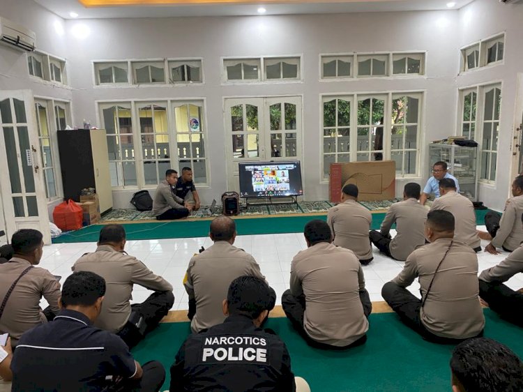 Anggota Polres Ende Melaksanakan Kegiatan Binrohtal di Masjid Shiratal Mustaqim Polres Ende