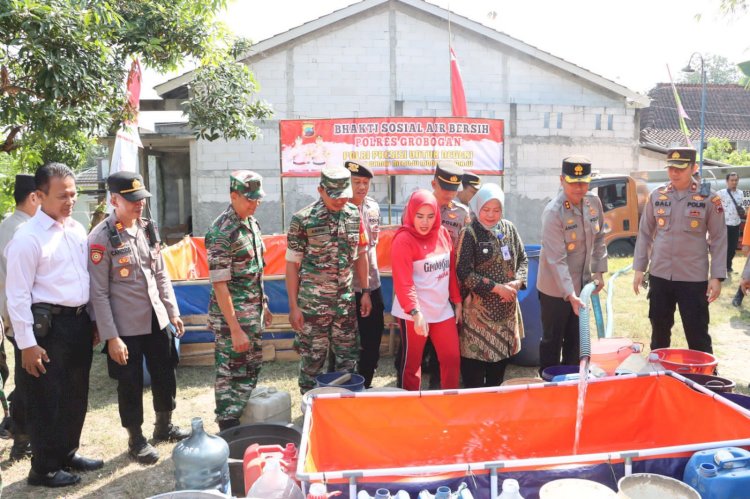 Polri Salurkan Bantuan Air Bersih Atasi Kekeringan di Grobogan