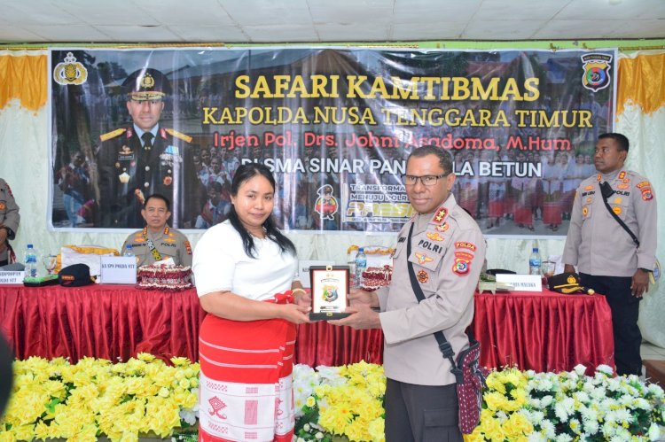 Kapolda NTT Uji Kemampuan Bahasa Inggris Siswa - Siswi SMA Sinar Pancasila Betun