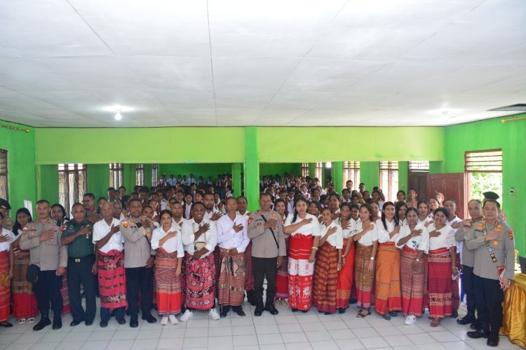 Kapolda NTT Uji Kemampuan Bahasa Inggris Siswa - Siswi SMA Sinar Pancasila Betun