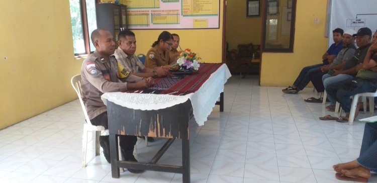 Hadiri Rapat di Kelurahan,  Aipda Yahya T. Weni Ajak Ketua RT dan RW Kelurahan Roworena Untuk Jaga Kamtibmas Bersama