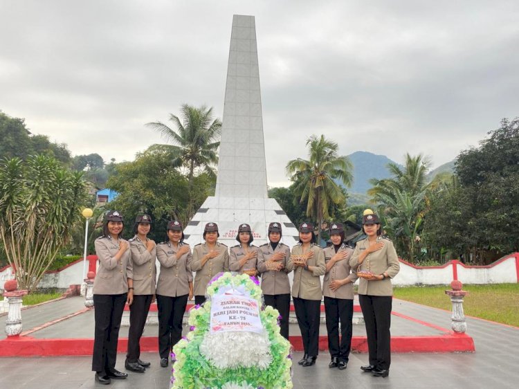 Jelang HUT Polwan ke-75, Polwan Polres Ende Ziarah ke TMP Seroja