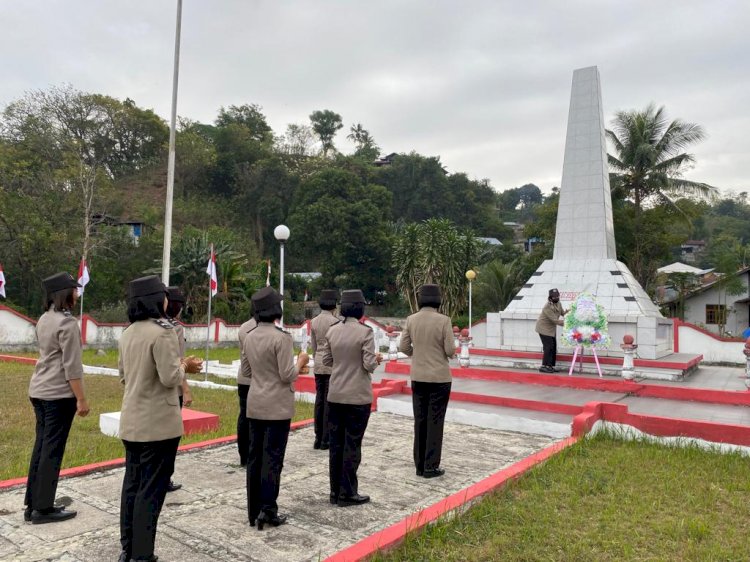 Jelang HUT Polwan ke-75, Polwan Polres Ende Ziarah ke TMP Seroja