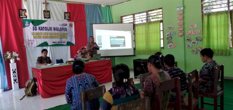 Antisipasi Penyalahgunaan Narkoba Sejak Dini, Waka Polsek Detusoko Berikan Penyuluhan Terhadap Guru dan Siswa SDK Wolofeo