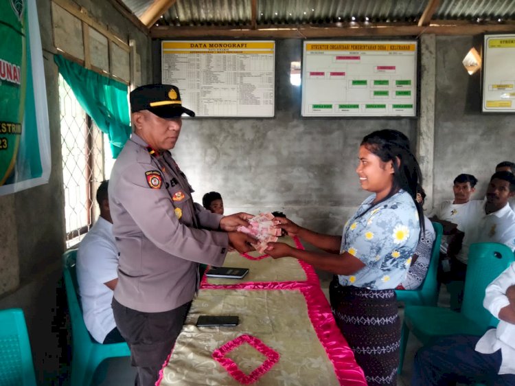 Kapolsek Lio Timur Pantau Langsung Pembagian Bantuan Langsung Tunai Dana Desa (BLT-DD) Di Desa Bu Tanalagu