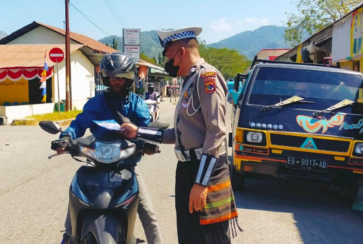 Satgas Preemtif Ops Zebra Polres Ende Optimalkan Sosialisasi Kamseltibcar Lantas Dengan Himbauan, Pembagian Brosur Dan Pemasangan Spanduk