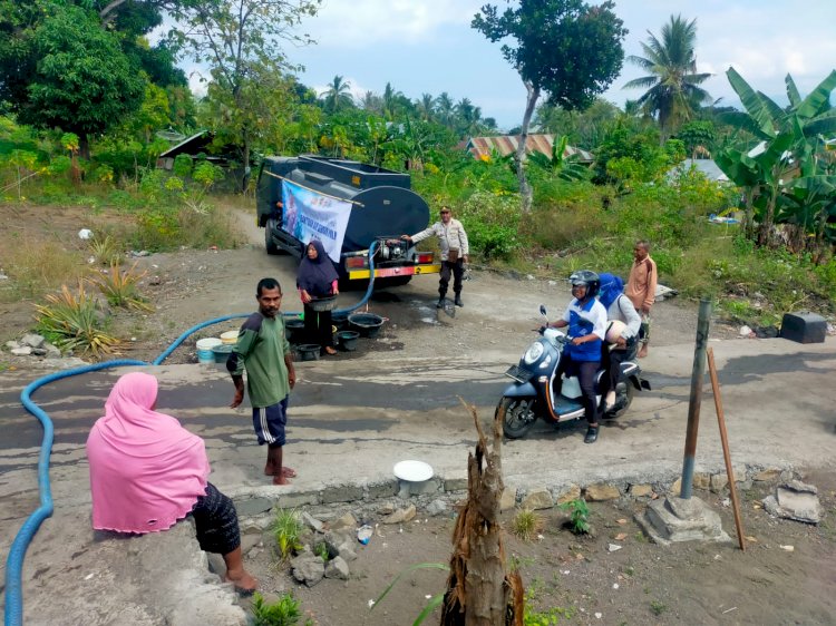 Waspada Cuaca Panas Dan Kemarau Panjang, Polres Ende Salurkan Bantuan Air Bersih Kepada Warga Yang Membutuhkan