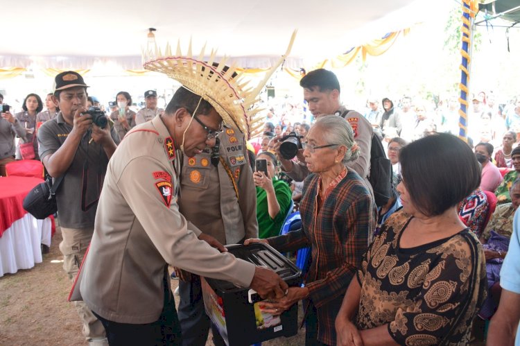 Polda NTT Menebarkan Kasih dalam Kegiatan Bakti Sosial, Kesehatan, dan Rohani di Kecamatan Sulamu.