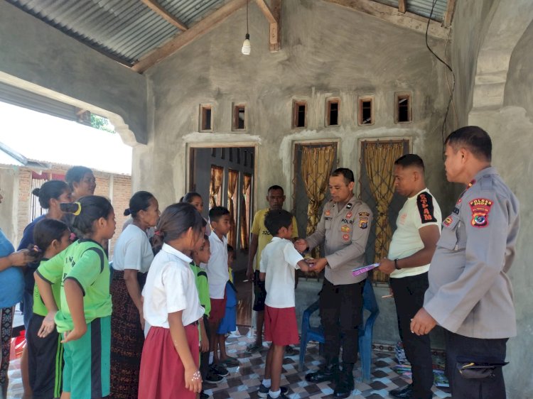 Peduli Budaya Literasi, Kapolsek Maurole Distribusikan Buku Kepada Para Pelajar yang Kurang Mampu