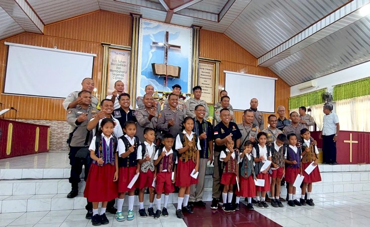 Polres Ende Salurkan Bantuan Sosial Kepada Warga Lansia Kurang Mampu Serta Bantuan Buku Dan Alat Tulis Kepada Anak Sekolah