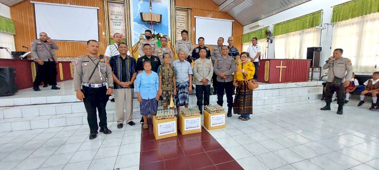 Polres Ende Salurkan Bantuan Sosial Kepada Warga Lansia Kurang Mampu Serta Bantuan Buku Dan Alat Tulis Kepada Anak Sekolah