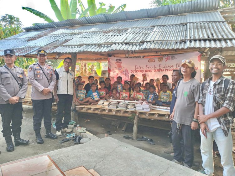 Peduli Literasi, Polsek Ndona Polres Ende Distribusikan Buku Dan Alat Tulis Di Taman Baca Lopo Cerdas