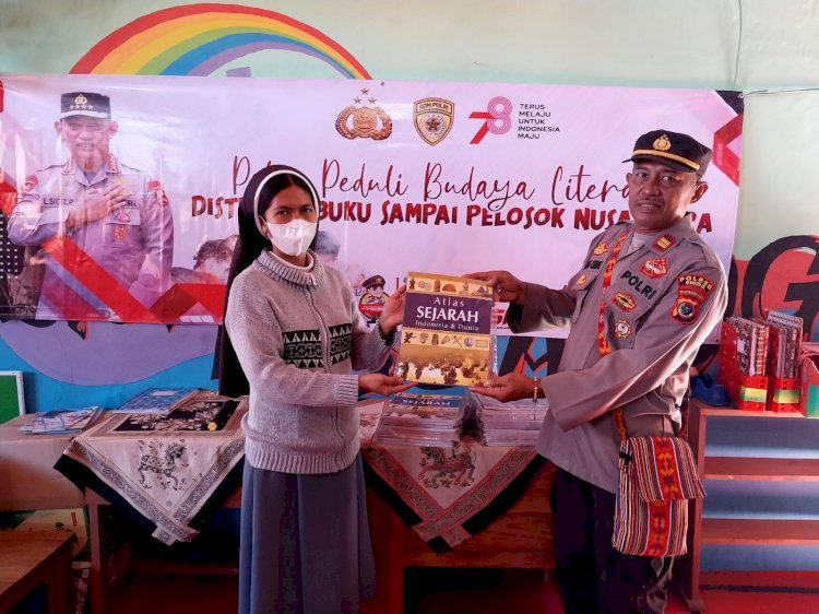 Peduli Literasi,  Polsek Detusoko Polres Ende Salurkan Bantuan Buku Ke Siswa/i SDK  Marsudirini Detusoko