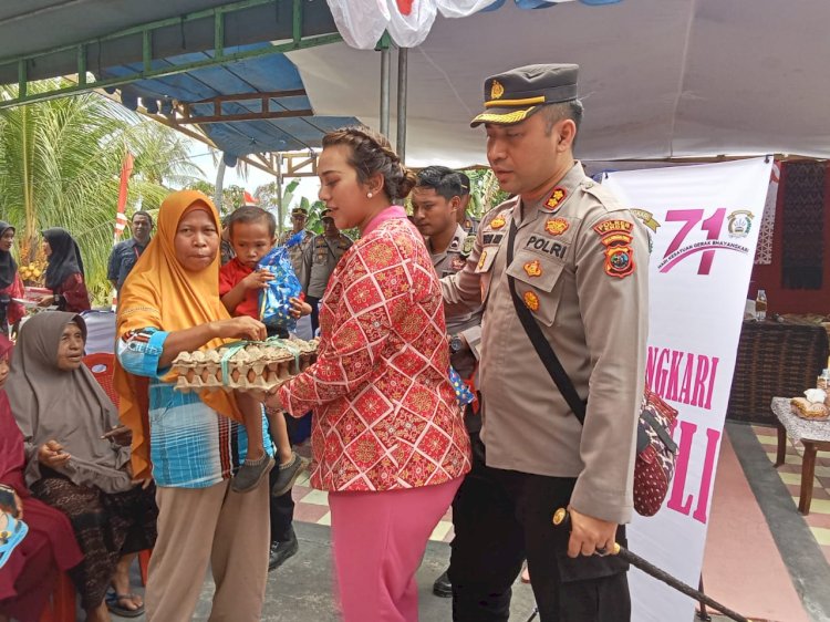 Kunjungan Kerja di Polsek Pulau Ende, Kapolres Ende Berikan Bantuan Sosial Kepada Warga dan Anak Penderita Stunting