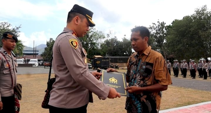 Kapolres Ende Serahkan Piagam Penghargaan dari Kapolri Kepada Satkamling Terbaik Tingkat Nasional.