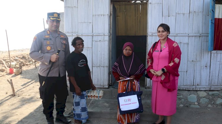 Kunjungan Kerja ke Polsek Nangapanda, Kapolres Ende dan Ibu Ketua Bhayangkari Beri Bantuan Sosial Kepada Warga