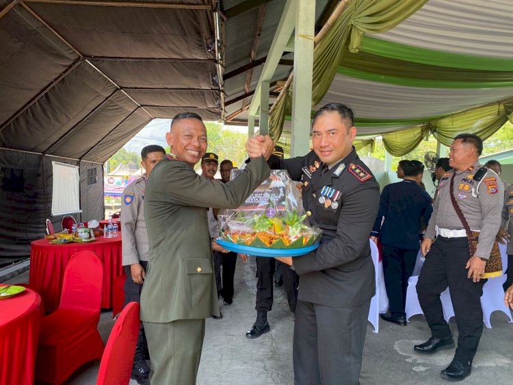 Momen HUT TNI ke-78, Kapolres Ende Berikan Nasi Tumpeng Ulang Tahun ke Dandim 1602 Ende