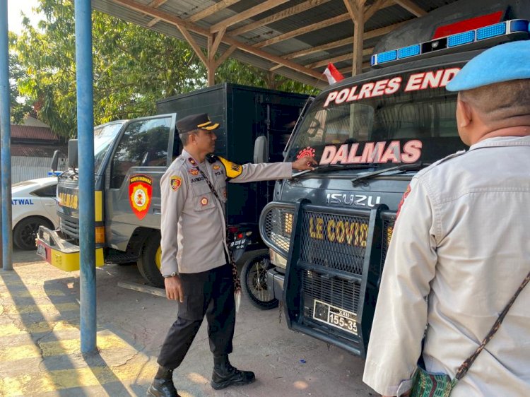 Pastikan Kelaikan, Waka Polres Ende Cek Kondisi Kendaraan Dinas