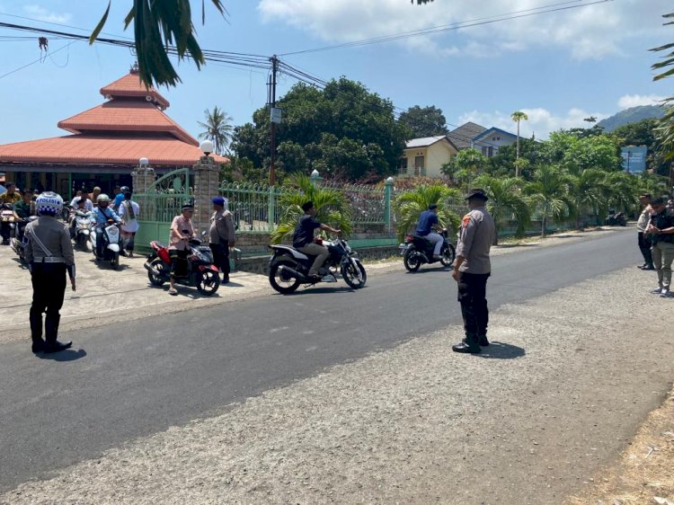 Berikan Rasa Aman, Jajaran Personel Polres Ende Lakukan Pengamanan Sholat Jumat