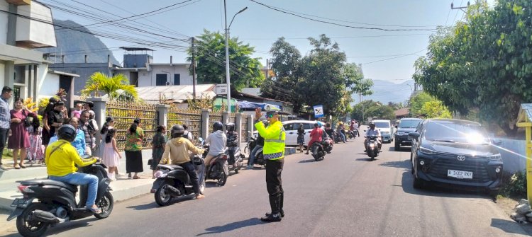 Personel Satlantas Polres Ende Laksanakan Pengamanan Ibadah Minggu di Gereja