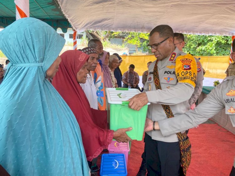 Kapolda NTT Irjen pol. Drs. Johni Asadoma, M.Hum Bagikan 100 Paket Bansos Kepada Warga Kelurahan Kota Ratu