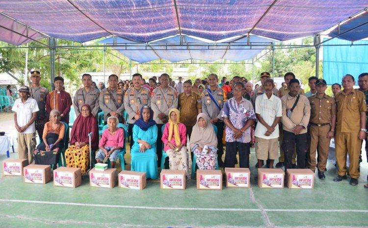 Kapolda NTT Berikan Bantuan Sosial Kepada 100 KK di Kecamatan Kota Waingapu