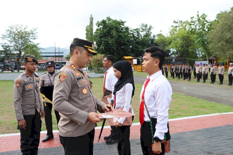 Apel Jam Pimpinan, Kapolres Ende Berikan Penghargaan Kepada Personel Berprestasi