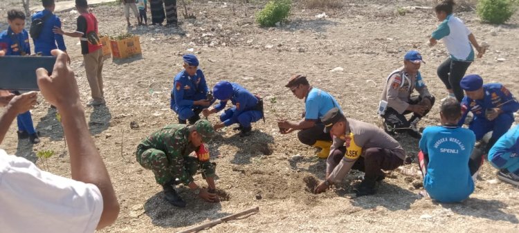 Kapolsek Maurole Menghadiri Aksi Bersih Pantai dan Penanaman Mangrove Sambut HUT Polair ke-73