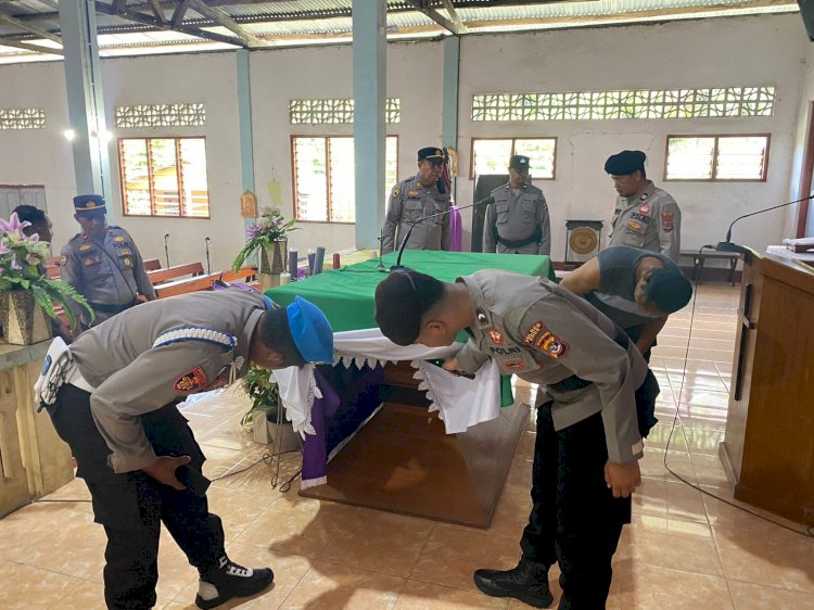 Personel Polres Ende Sterilisasi Tempat IbadahJelang Malam Natal di Kabupaten Ende