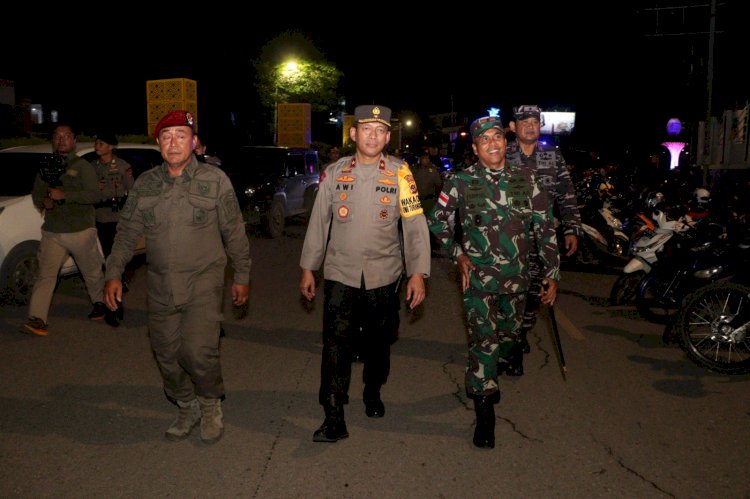 Patroli Skala Besar, Wakapolda NTT dan Forkopimda Pastikan Keamanan Malam Natal di Kota Kupang.-